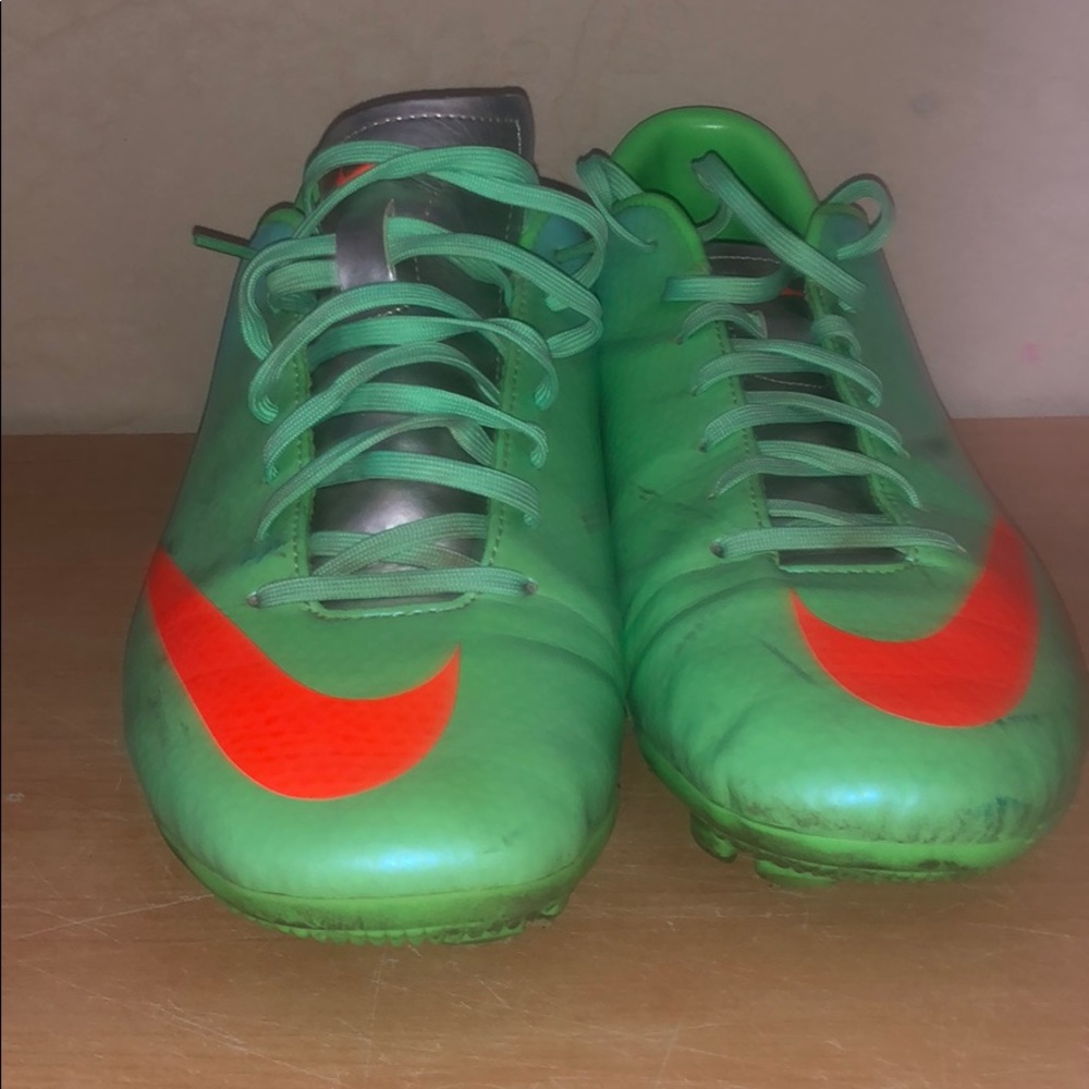Soccer shoes